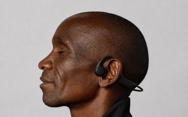 Perfil hombre con audifonos OSSonic Pulse 1