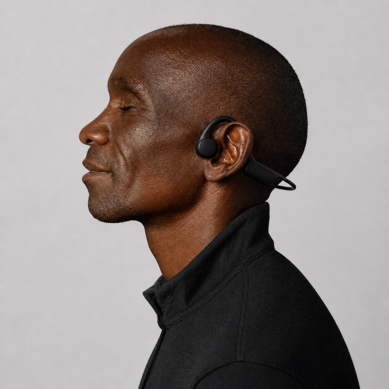 Perfil hombre con audifonos OSSonic Pulse 1