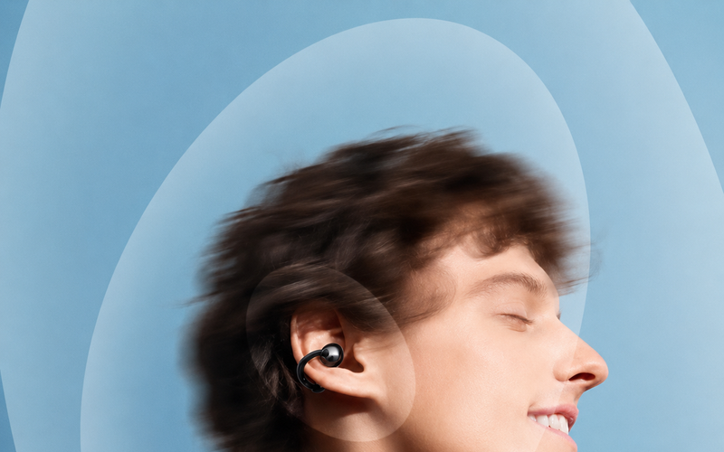 Hombre con audifonos open-ear y ondas de sonido