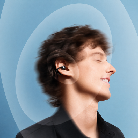 Hombre con audifonos open-ear y ondas de sonido