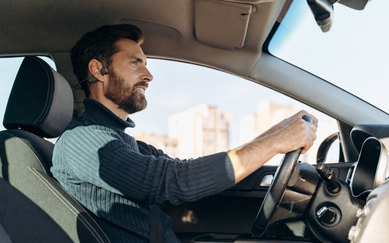 Conductor con audifonos open-ear OSSonic