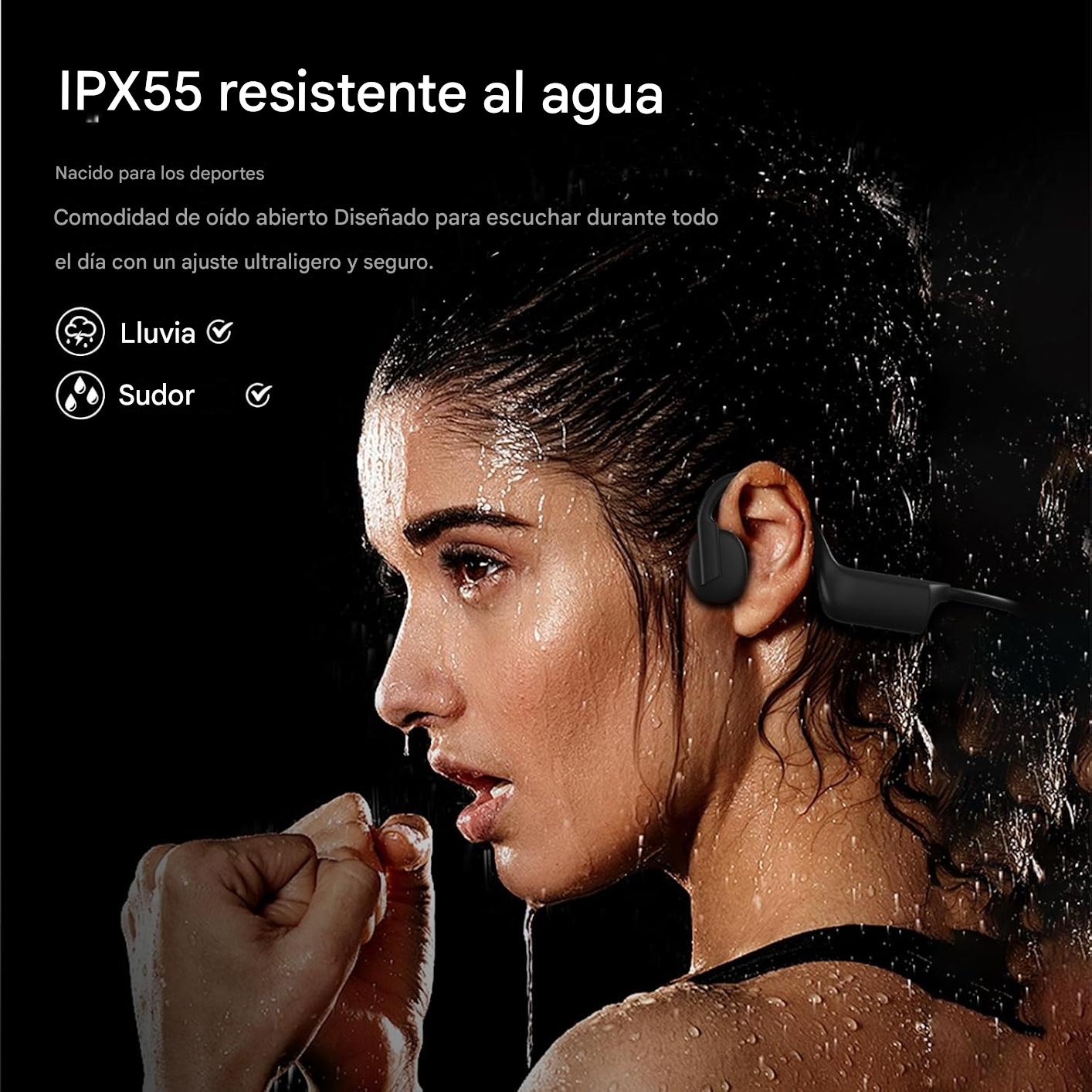 Mujer entrenando bajo la lluvia con audífonos de conducción ósea oSSonic resistentes al agua y al sudor