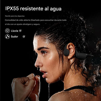 Mujer entrenando bajo la lluvia con audífonos de conducción ósea oSSonic resistentes al agua y al sudor